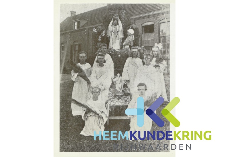 Spijk Sacramentsprocessie 1935 Boven Dora Cornielje RV. Mientje Peelen LV. Sus Jansen Midden. Gerda v.d Hurk Teuntje van Marwijk Dora vd Velde Marie Visser Riek Roos en Riek Kok F00002171